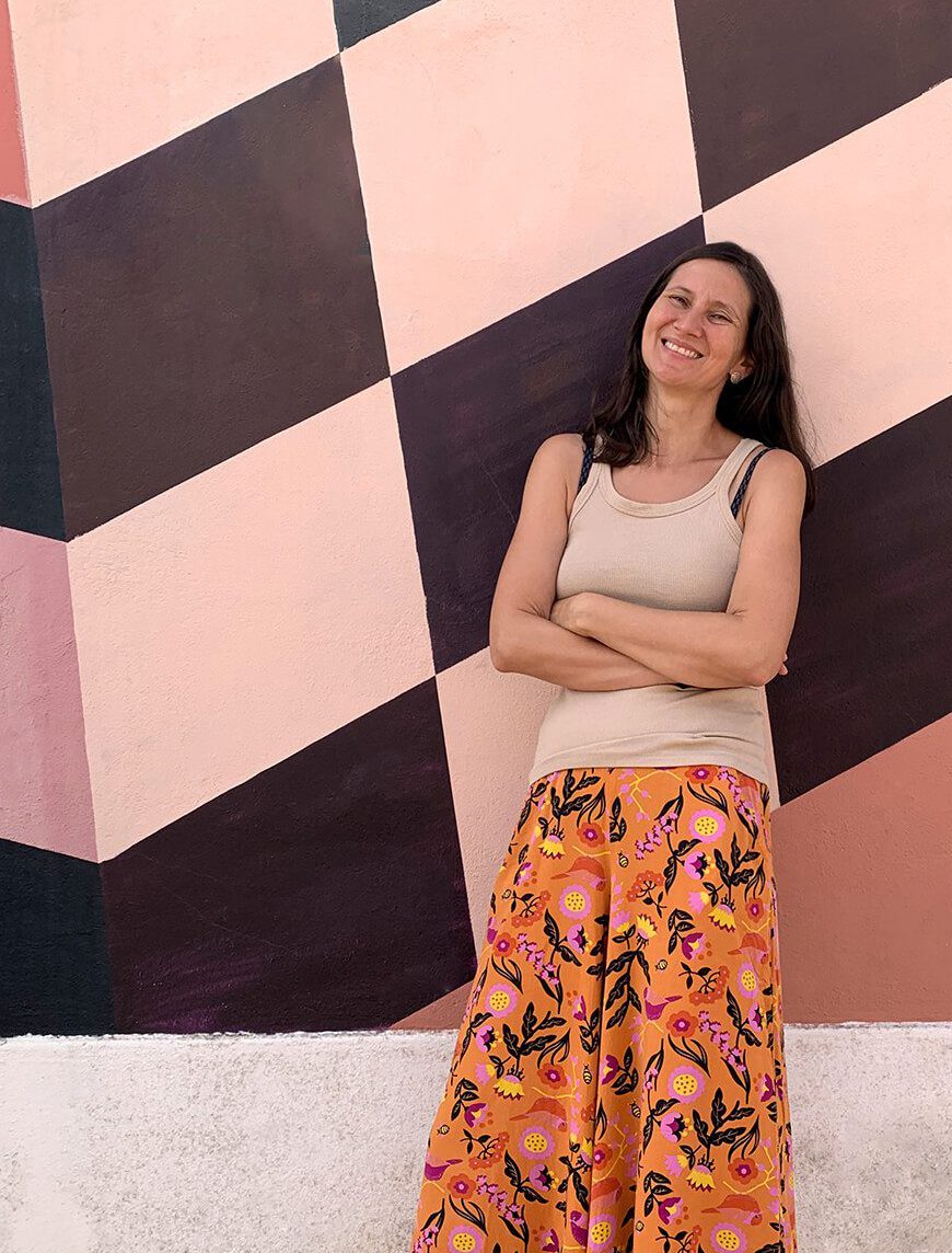 portrait of Nadia Gasmi on a black orange painted wall